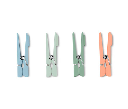 Vier Kühlschrankmagnete in Pastellfarben.