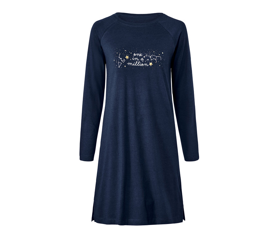Dunkelblaues Nachthemd mit langen Ärmeln und dem Schriftzug "one in a million".