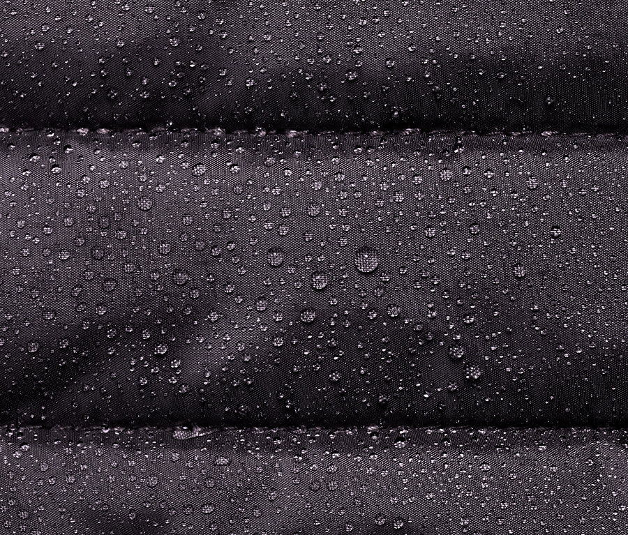Detailaufnahme einer blauen, isolierten Multifunktions-Tasche mit Wassertropfen.