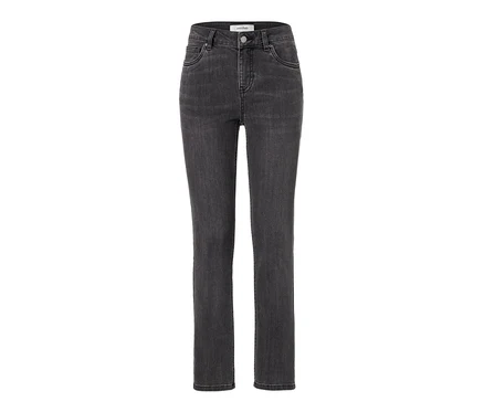 Slimfit-Jeans auf weißem Hintergrund.