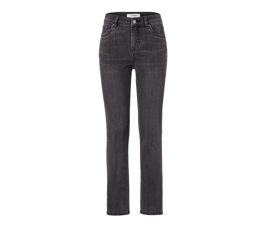 Slimfit-Jeans auf weißem Hintergrund.