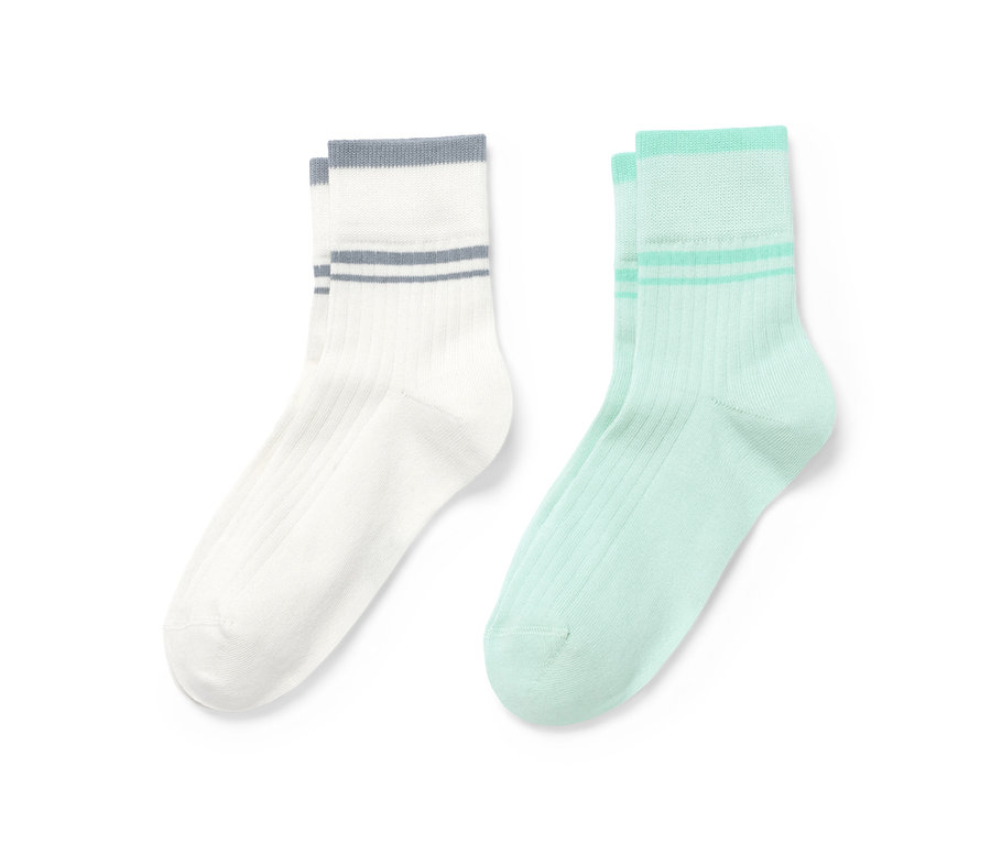 Zwei Paar Sportsocken: ein Paar weiß mit grauen Streifen, ein Paar mintgrün mit Streifen.