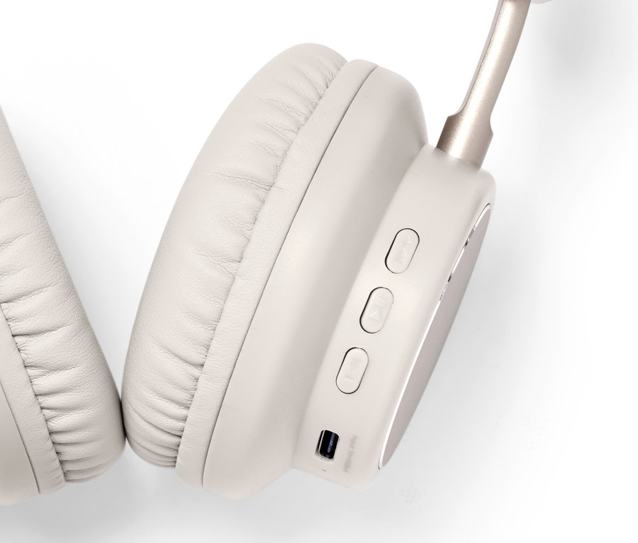 Detailansicht eines hellbeigen On-Ear-Bluetooth®-Kopfhörers auf weißem Hintergrund.