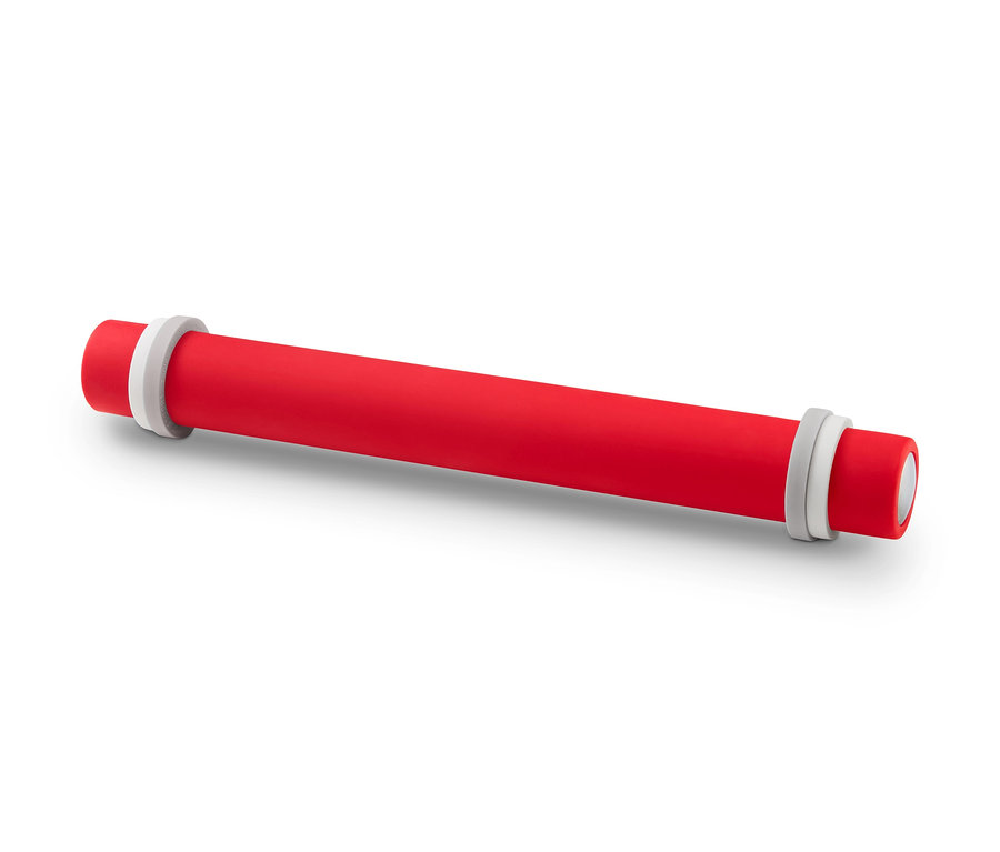 Eine rote Teigrolle mit grauen, verstellbaren Enden.