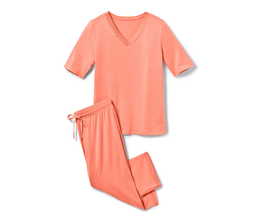 Ein orangefarbener 3/4-Pyjama liegt auf einem weißen Hintergrund.