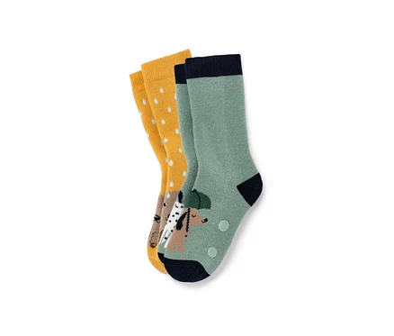 Zwei Paar Kinder-Antirutsch-Socken: ein Paar senffarben mit weißen Punkten und ein Paar grün mit Hunde-Motiv.