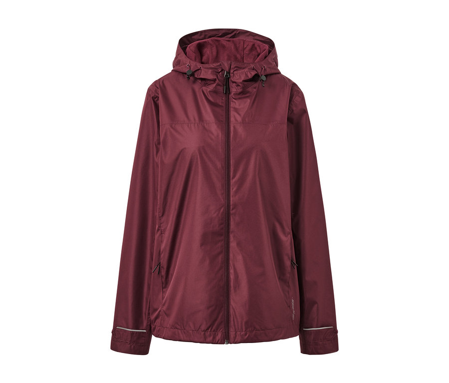 Weinrote Regenjacke mit Kapuze.