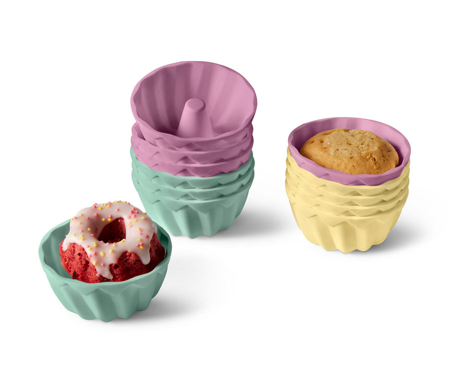 Mini-Gugelhupfe in Förmchen: ein roter Donut, ein Stapel aus grünen und pinken Förmchen und gelbe Förmchen mit einem Gugelhupf. 12 Mini-Gugelhupf-Formen.
