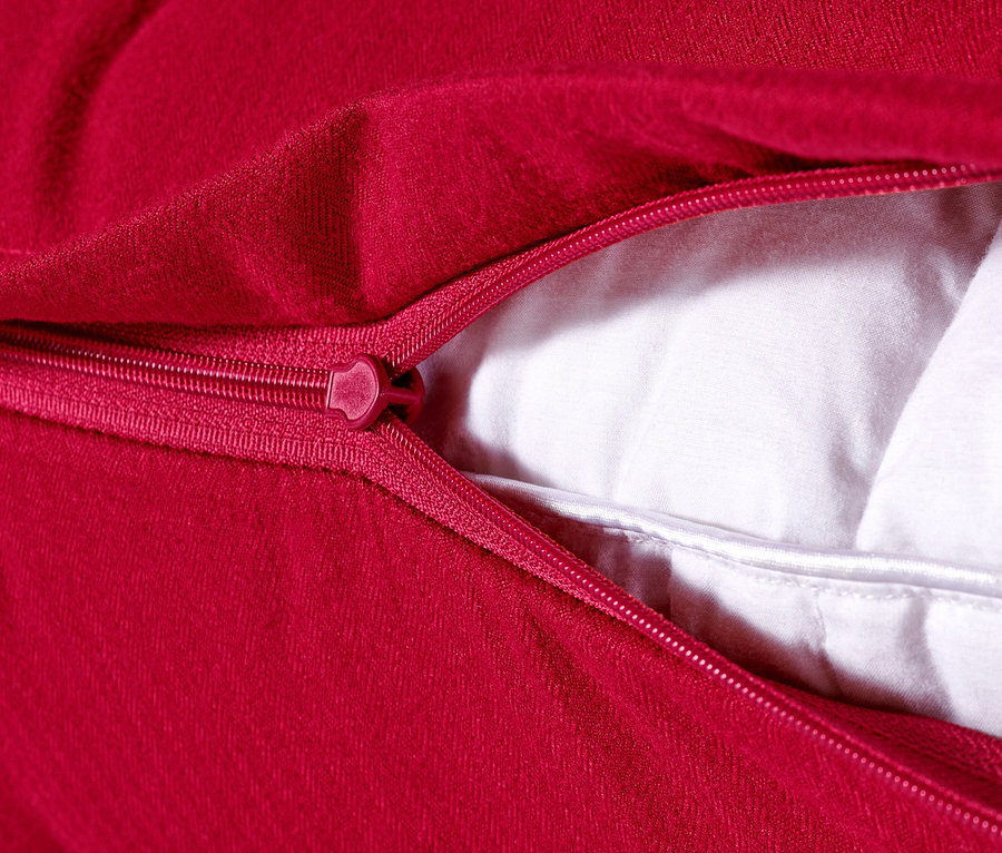Detailansicht von 2 Microfaser-Flanell-Kopfkissenbezügen in Rot mit Reißverschluss und weißer Füllung.