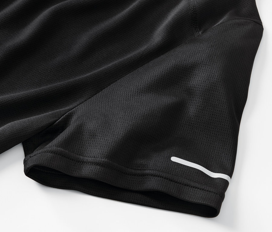 Detailaufnahme eines schwarzen Funktionsshirts.