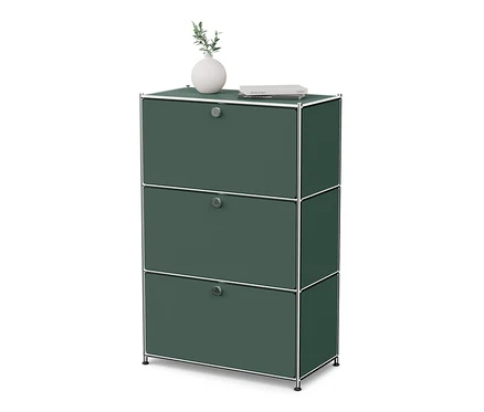 Olivgrüne Kommode Metall »CN3« mit 3 Klappfächern. Auf der Kommode stehen eine Vase mit Pflanze und ein Buch.