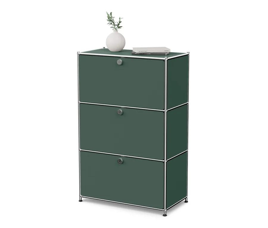 Olivgrüne Kommode Metall »CN3« mit 3 Klappfächern. Auf der Kommode stehen eine Vase mit Pflanze und ein Buch.