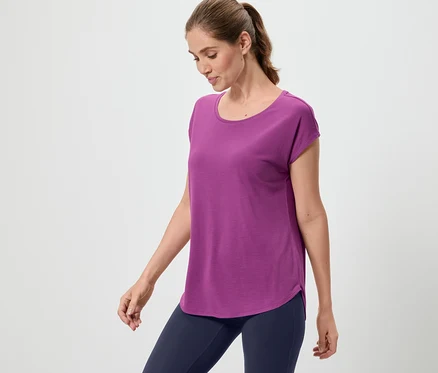 Frau trägt ein violettes Sportshirt.