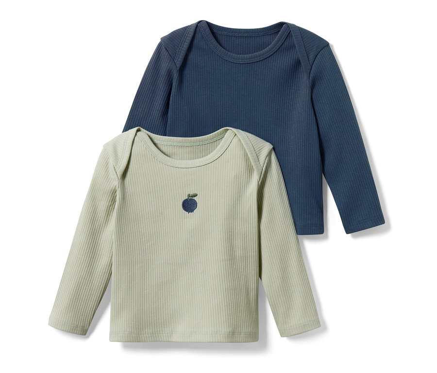 Zwei Baby-Langarmshirts, eines blau, eines hellgrün mit Stickerei.
