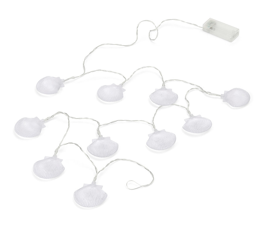 LED-Lichterkette mit Muscheln auf weißem Hintergrund.
