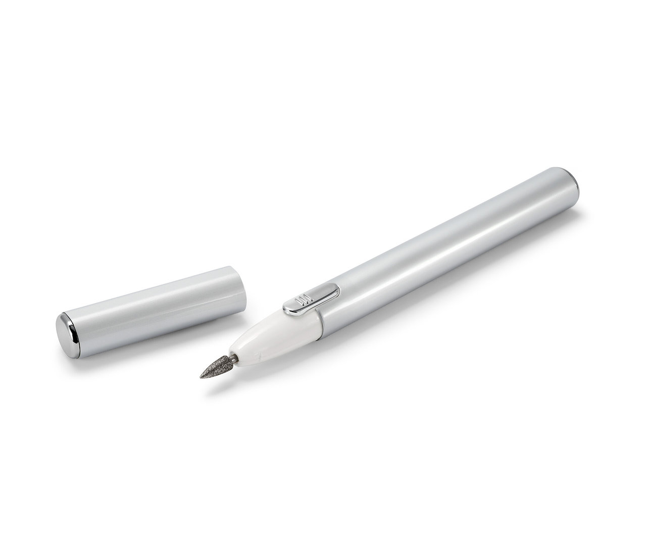 Ein silbernes Maniküre-Pediküre-Gerät mit abnehmbarer Kappe auf weißem Hintergrund.