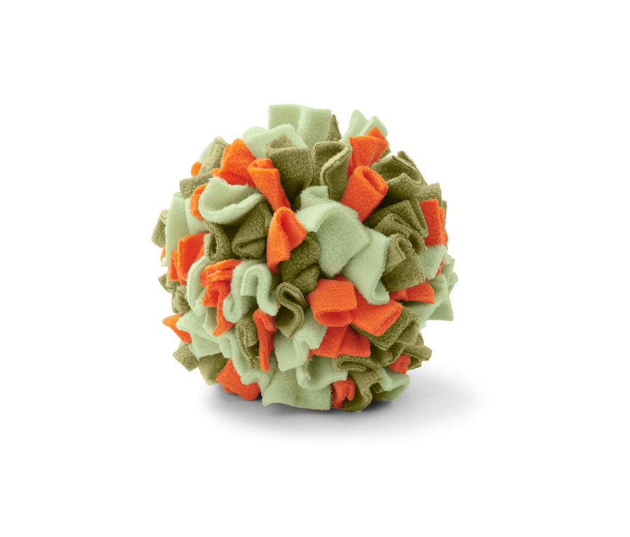 Detailaufnahme von Tier-Schnüffelball in den Farben Hellgrün, Khaki und Orange.