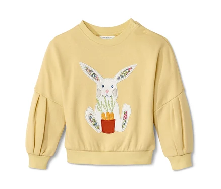 Gelbes Kleinkind-Sweatshirt mit Applikation eines Hasen, der einen Topf mit Karotten hält.