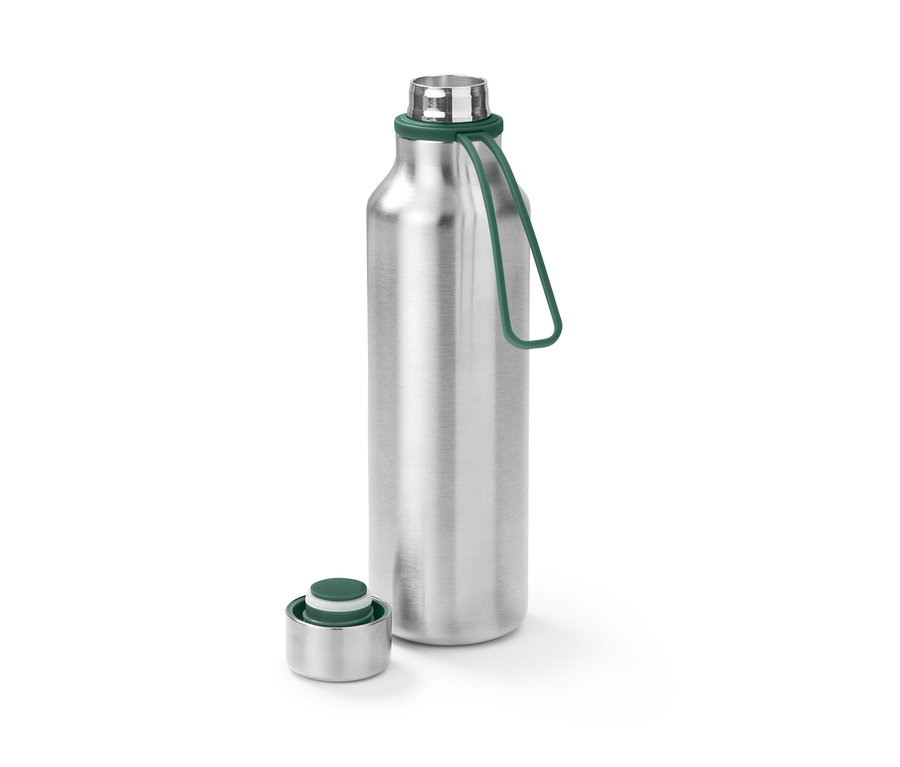Eine Edelstahl-Isolier-Trinkflasche mit grünem Griff und Deckel liegt daneben.