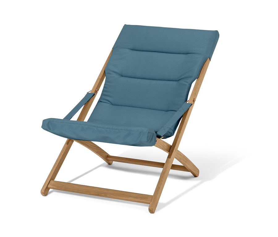 Ein blaugrauer, faltbarer Relax-Sessel mit Holzrahmen.