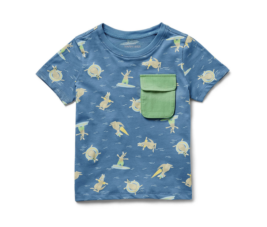 Blaues Kinder-T-Shirt mit Tiermotiv und grüner Tasche.