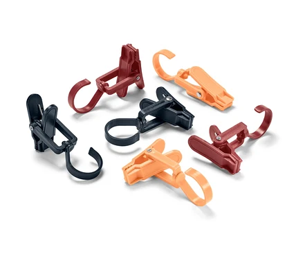 Sechs Outdoor-Clips in Schwarz, Orange und Braun liegen auf einem weißen Hintergrund.
