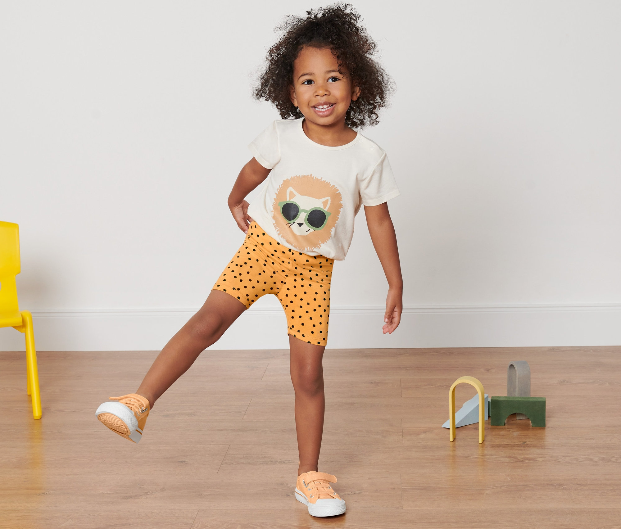 Mädchen steht auf einem Bein und trägt 2 Kinder-Radler-Leggings.