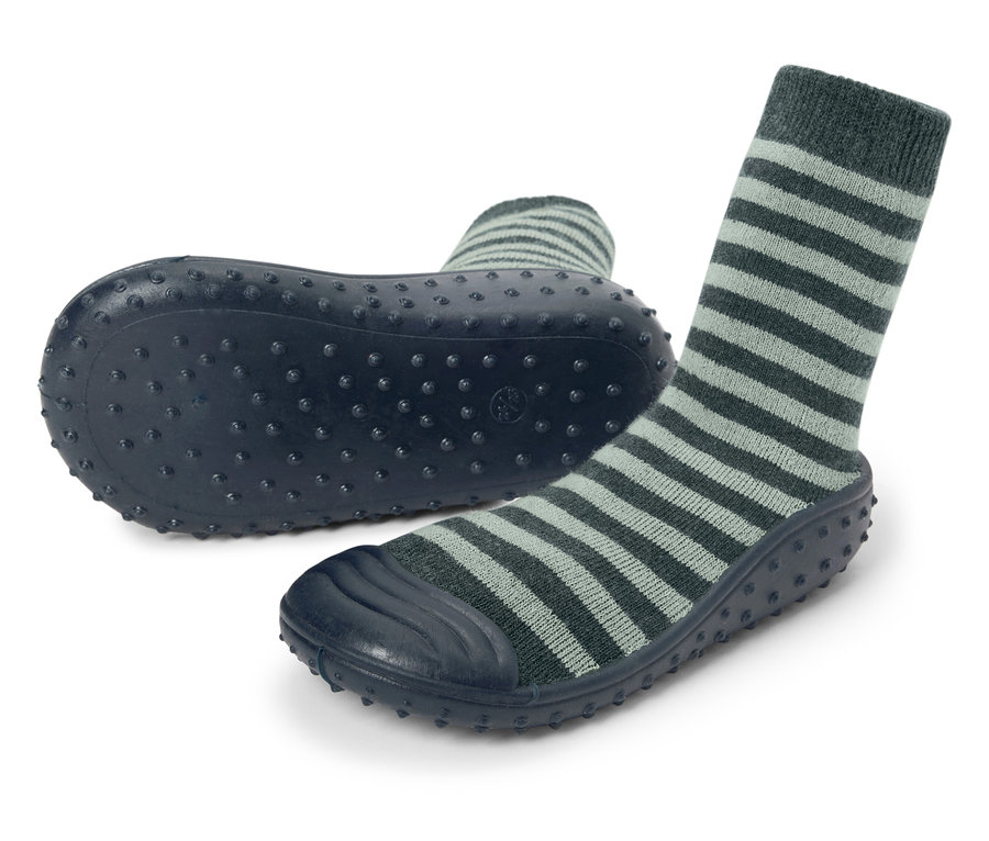 Gestreifte Socken-Hausschuhe mit rutschfester Sohle.
