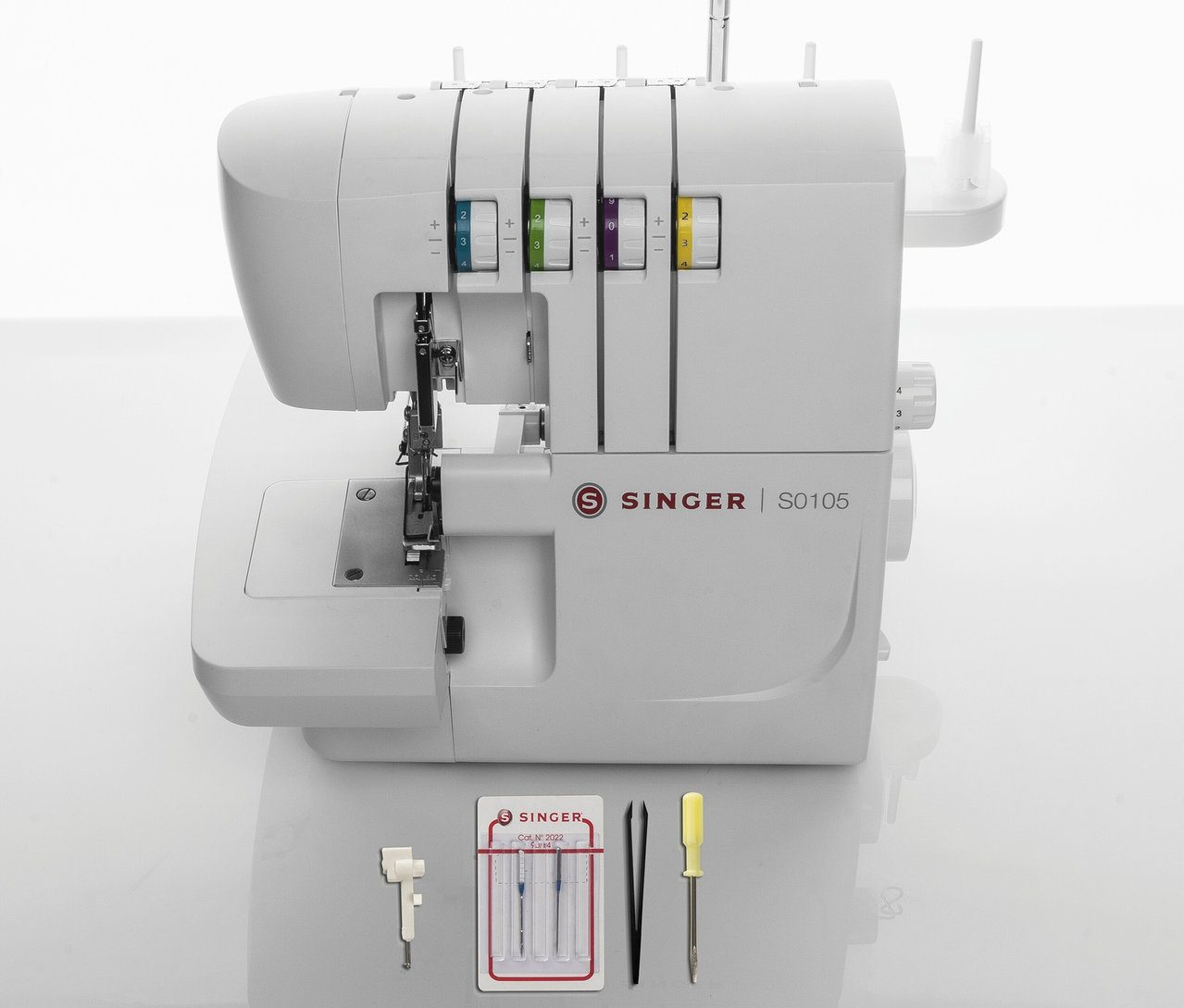 Weiße Singer Overlock-Nähmaschine »S0105« mit Zubehör.