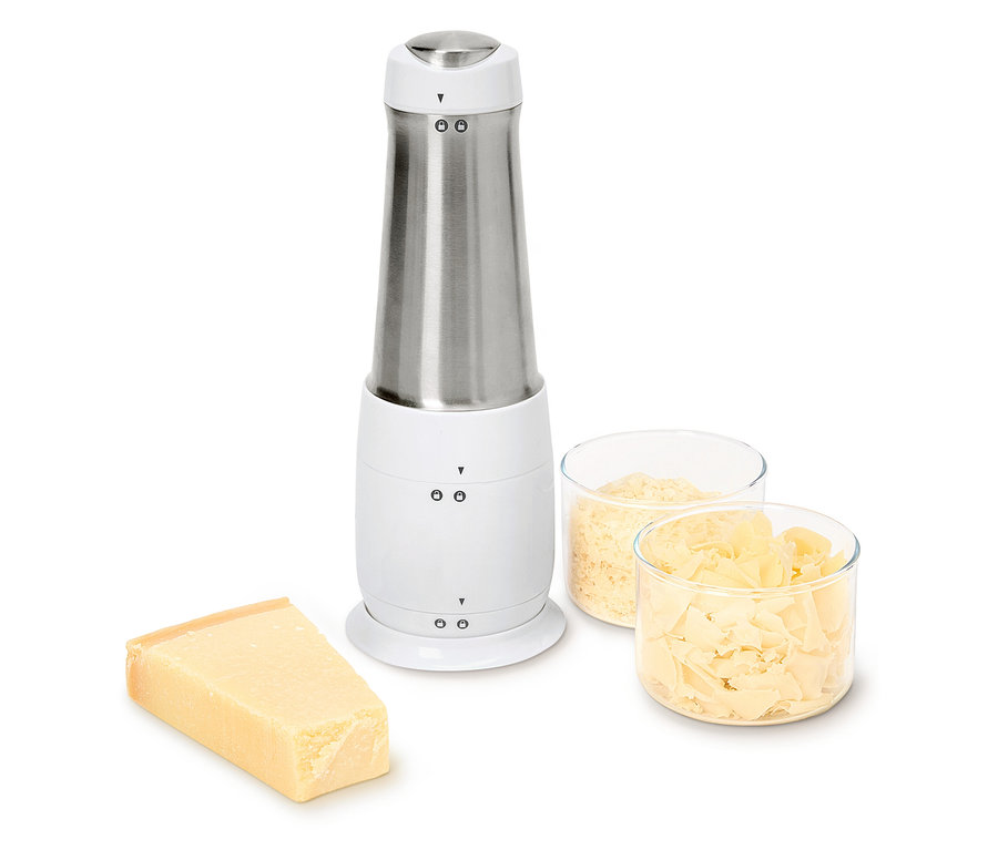 Elektrische Käsereibe mit einem Stück Käse und zwei Schüsseln geriebenem Käse.