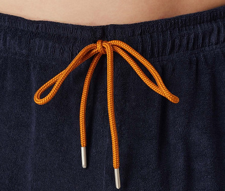 Detailaufnahme von marineblauen Shorts mit orangefarbenem Kordelzug.