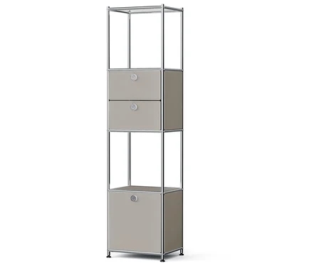 Schmales Regal mit Metallrahmen und drei beigen Boxen.