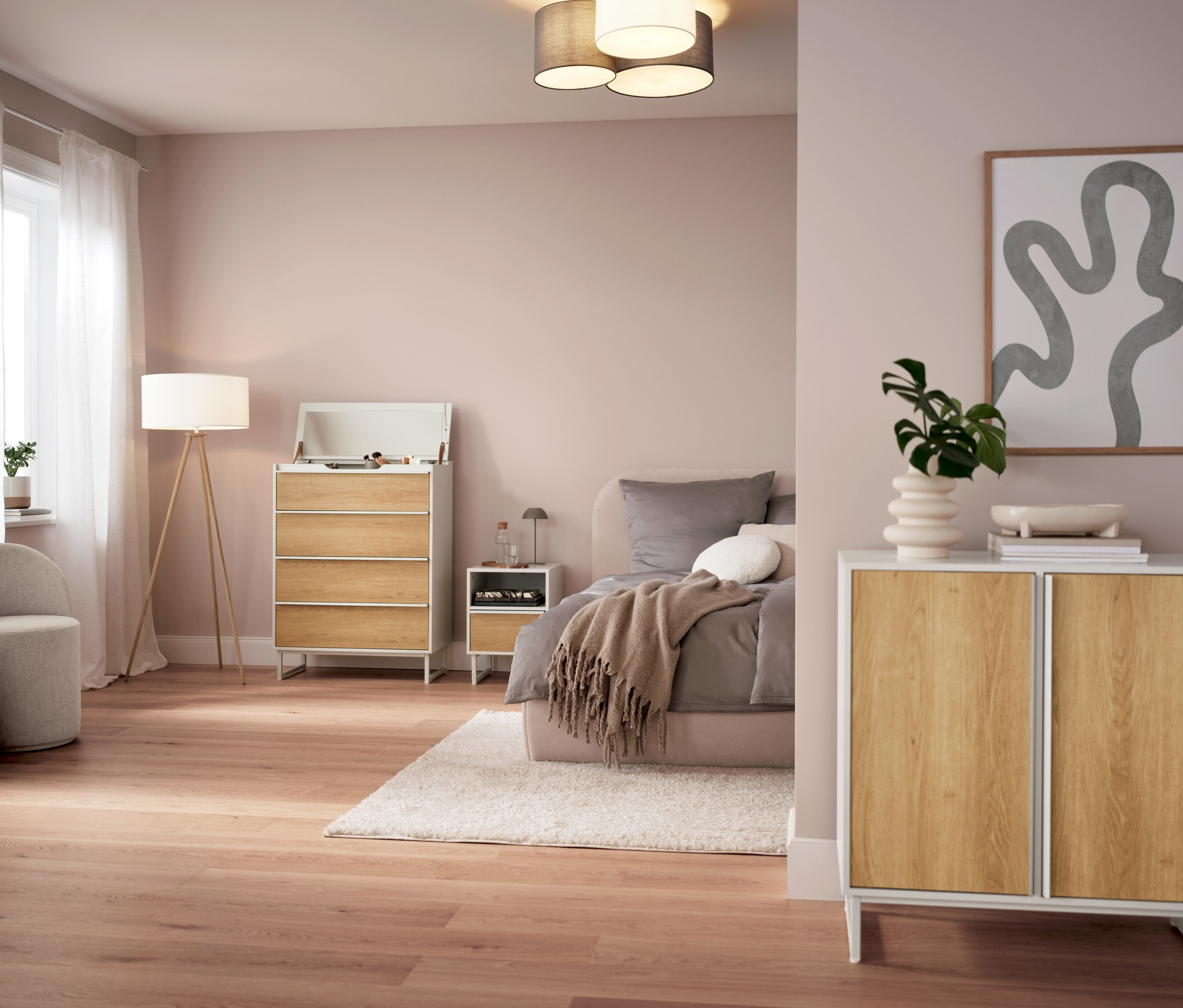 Schlafzimmer mit grauer LED-Akku-Tischleuchte auf Nachttisch.