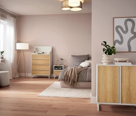 Schlafzimmer mit grauer LED-Akku-Tischleuchte auf Nachttisch.
