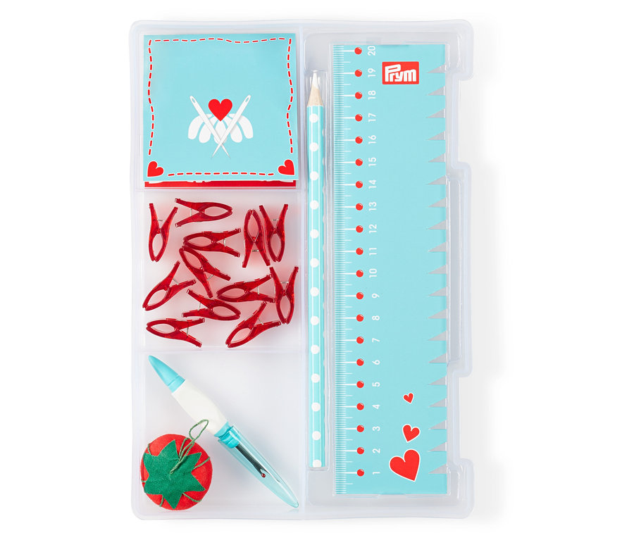 Draufsicht auf ein Prym Starter-Set Nähen »Love« in einer transparenten Plastikverpackung. Es enthält Stecknadeln, Klammern, eine Nadel und ein Lineal.