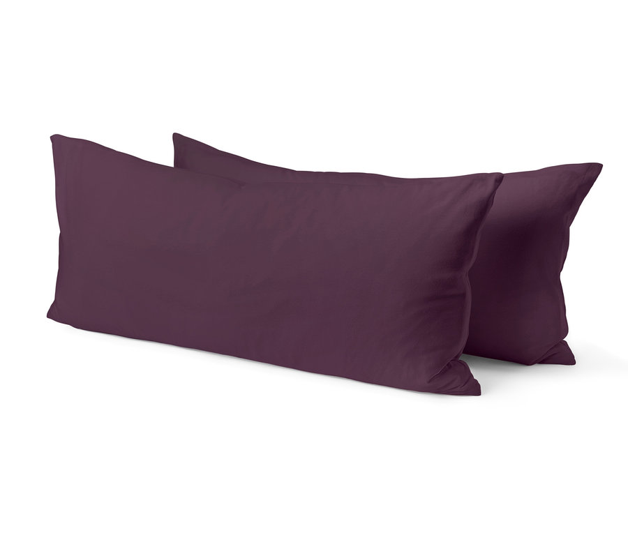 Zwei violette Kissen liegen auf einem weißen Hintergrund.