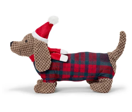 Ein brauner Plüschdackel mit einer karierten Decke und einer Weihnachtsmütze.