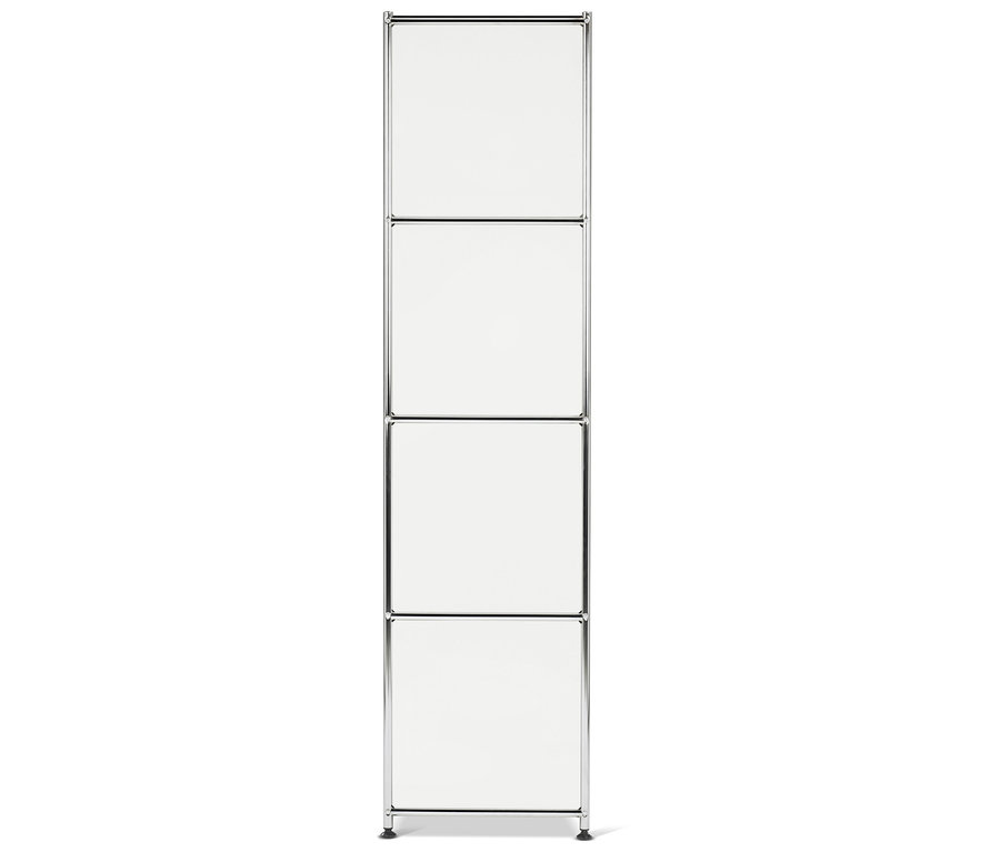 Ein vierstöckiges Chromregal mit weißen Regalböden.