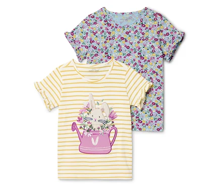 Zwei Kinder-T-Shirts liegen nebeneinander. Eines ist gelb-weiß gestreift mit einem Bild von einem Kaninchen in einer rosa Gießkanne. Das andere hat ein blaues Blumenmuster.