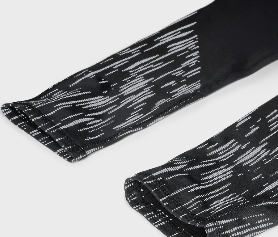 Detailaufnahme eines schwarzen Ärmels mit weißem Muster.