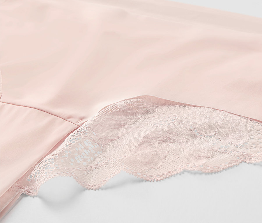 Detailaufnahme von roséfarbenen Magic-Cut-Brazil-Slips mit Spitze.