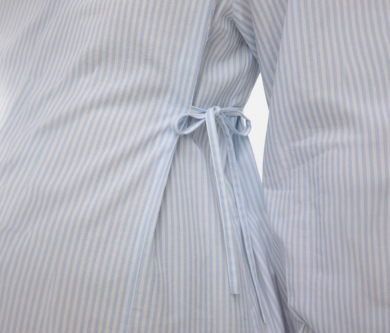 Detailansicht des hellblau gestreiften MAMALICIOUS T-Shirt-Kleids »MLLETICIA LIA« mit Bindeband.