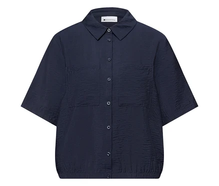 Nahaufnahme der Street One Hemdbluse in Dunkelblau mit kurzen Ärmeln und zwei Brusttaschen.
