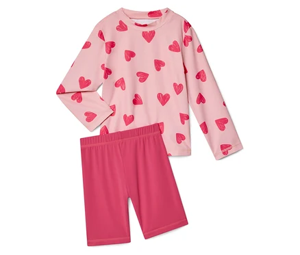 Rosa, langärmliges Oberteil mit Herzmuster und pinke, kurze Leggings.