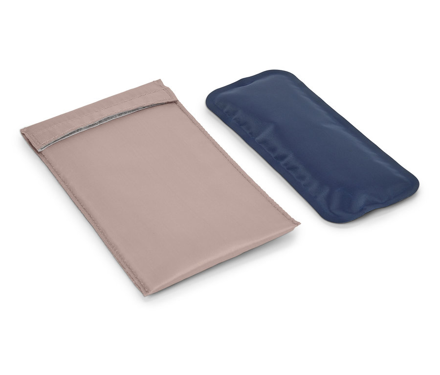 Ein beiger Umschlag und ein blaues Kühlkissen liegen auf einem weißen Hintergrund.
