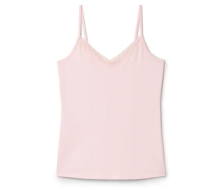 Ein einzelnes, hellrosa Tanktop mit Spaghetti-Trägern und Spitzenbesatz am V-Ausschnitt liegt auf einem weißen Hintergrund.