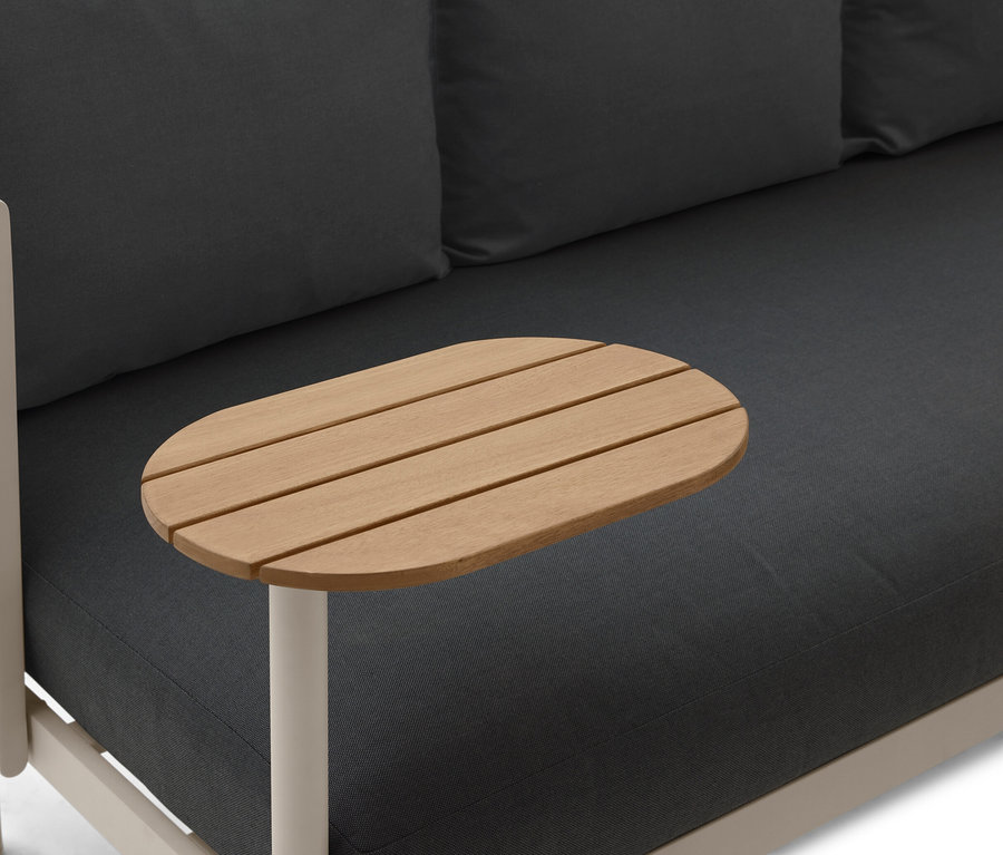 Detailansicht eines Gartensofas mit zwei Drehtischen.