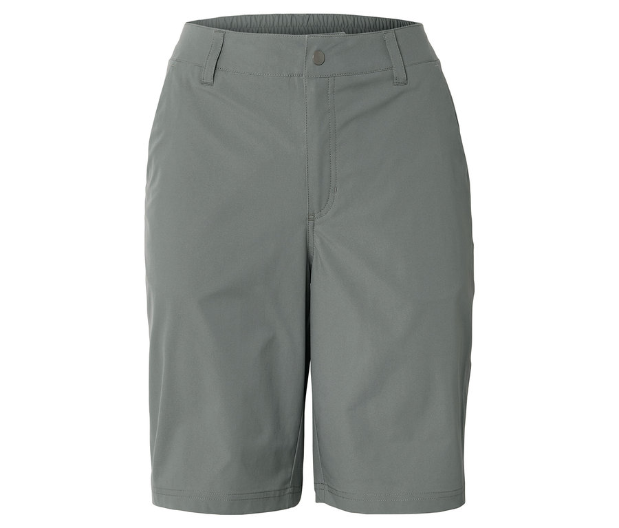 Graue Shorts vor einem weißen Hintergrund.