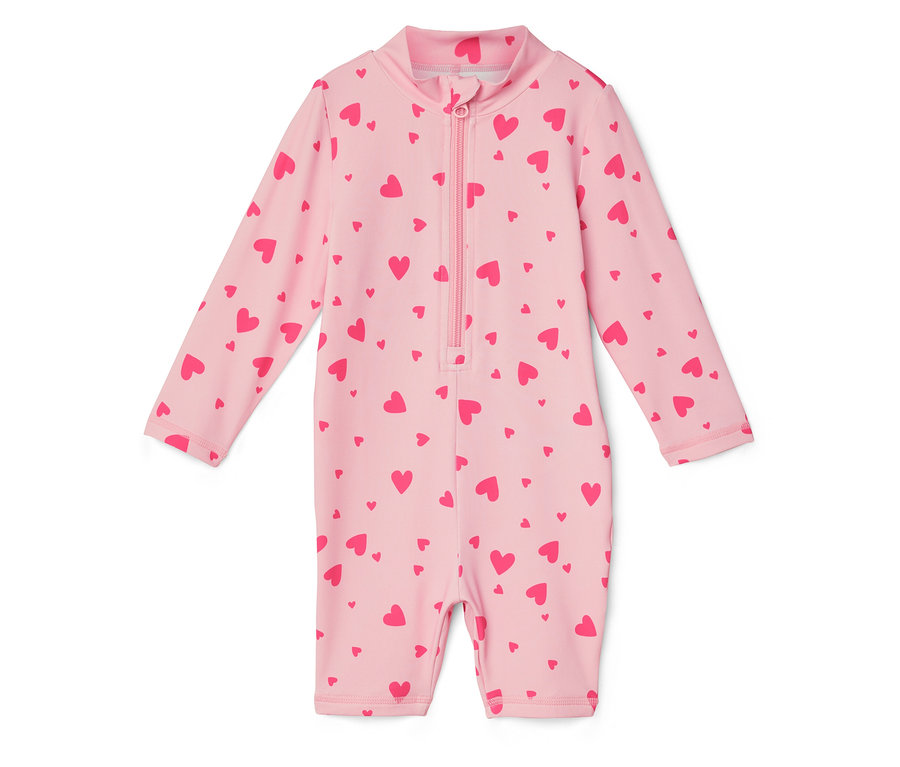Ein hellrosa Badeanzug mit langen Ärmeln und einem durchgehenden Reißverschluss ist mit roten Herzen bedruckt.