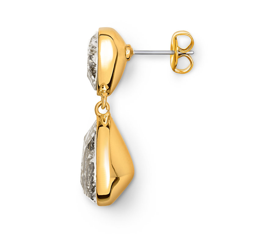 Detailaufnahme eines goldenen Ohrrings mit klarem Stein.